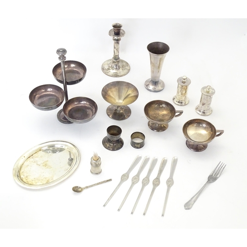 524 - A quantity of assorted silver plated and other metal wares to include candlestick, card tray, cups, ... 