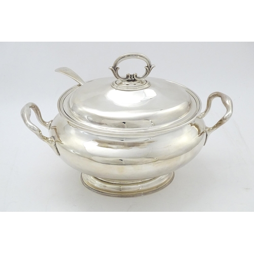 527 - A silver plate soup tureen and cover with ladle. Approx. 16