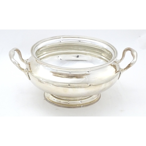 527 - A silver plate soup tureen and cover with ladle. Approx. 16