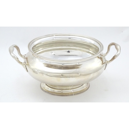 527 - A silver plate soup tureen and cover with ladle. Approx. 16