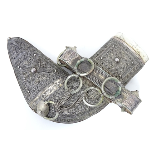 806 - Militaria : A Middle Eastern Jambiya dagger, the 6