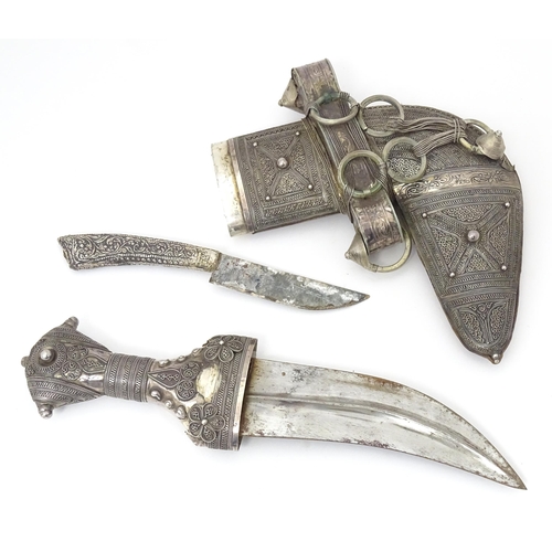 806 - Militaria : A Middle Eastern Jambiya dagger, the 6