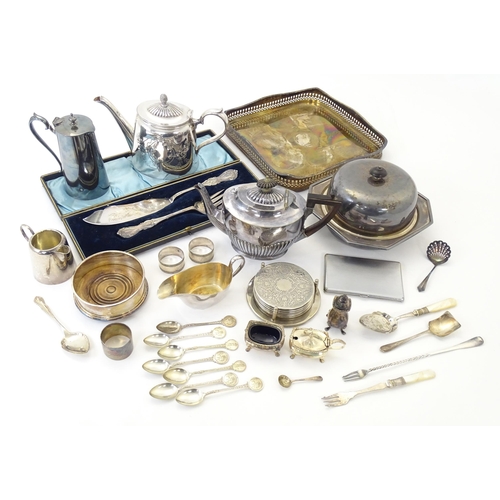 532 - A quantity of assorted silver plated wares to include cased fish servers, tray, muffin dish, cigaret... 