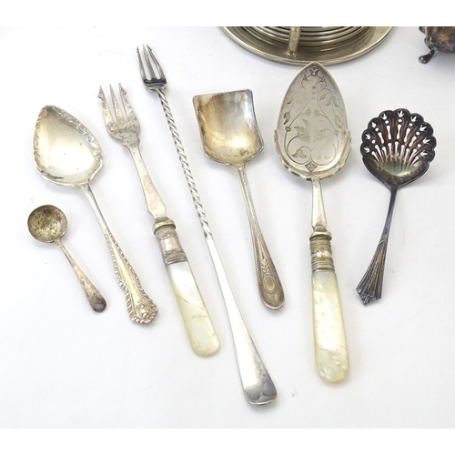 532 - A quantity of assorted silver plated wares to include cased fish servers, tray, muffin dish, cigaret... 