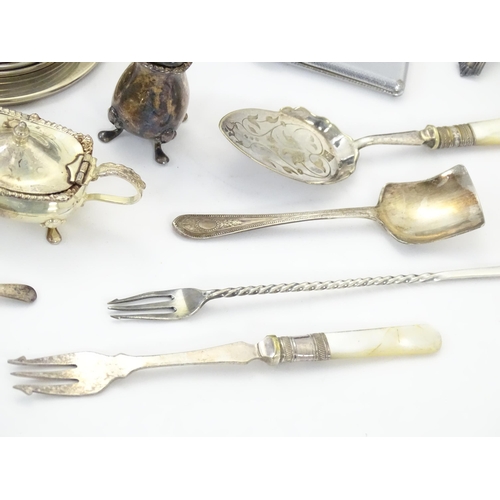 532 - A quantity of assorted silver plated wares to include cased fish servers, tray, muffin dish, cigaret... 