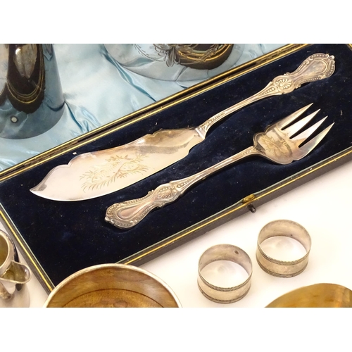 532 - A quantity of assorted silver plated wares to include cased fish servers, tray, muffin dish, cigaret... 