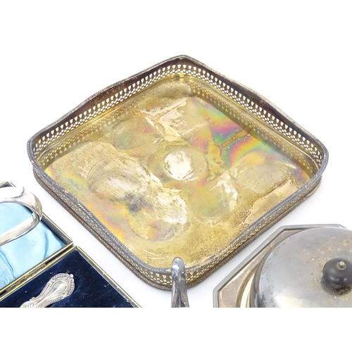 532 - A quantity of assorted silver plated wares to include cased fish servers, tray, muffin dish, cigaret... 