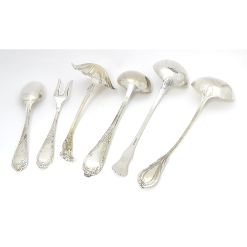 535 - A quantity of assorted silver plate items to include soup ladles including a lily pattern example, p... 