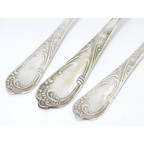 535 - A quantity of assorted silver plate items to include soup ladles including a lily pattern example, p... 