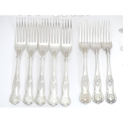 536 - A quantity of silver plate Kings pattern flatware / cutlery to include knives and forks, some marked... 