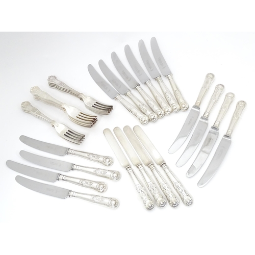 537 - A quantity of silver plate Kings pattern flatware / cutlery to include knives and forks, knives mark... 