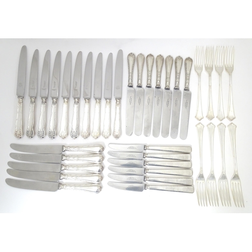 538 - A quantity of silver plate flatware / cutlery to include knives and forks, some marked Elkington & C... 