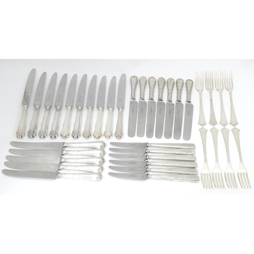 538 - A quantity of silver plate flatware / cutlery to include knives and forks, some marked Elkington & C... 