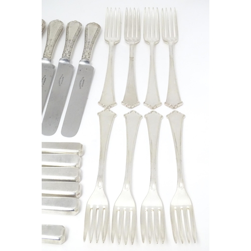 538 - A quantity of silver plate flatware / cutlery to include knives and forks, some marked Elkington & C... 