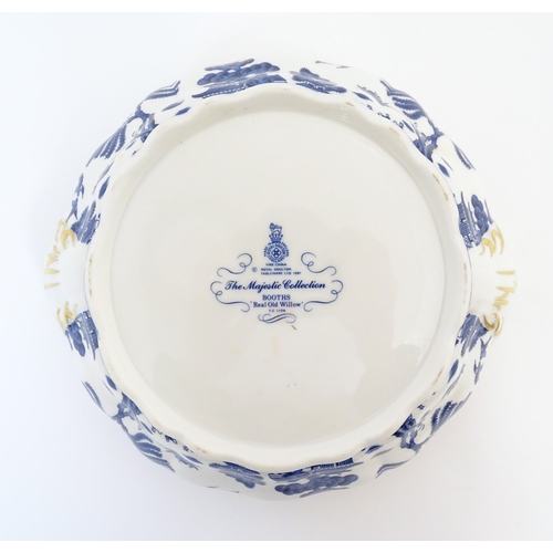 149 - A large quantity of blue and white tea and dinner wares in the pattern Real Old Willow, to include d... 