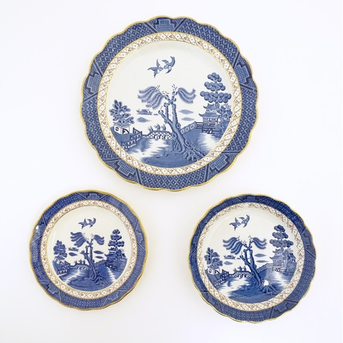 149 - A large quantity of blue and white tea and dinner wares in the pattern Real Old Willow, to include d... 