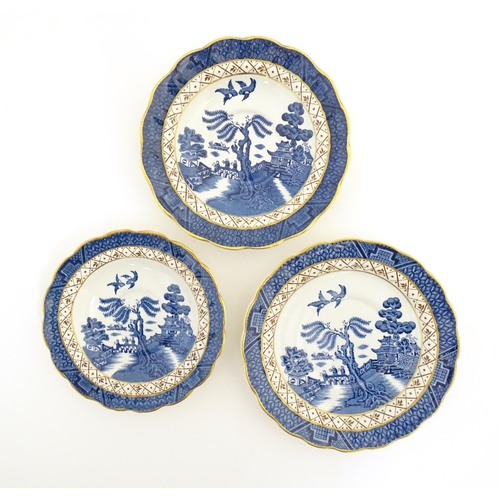 149 - A large quantity of blue and white tea and dinner wares in the pattern Real Old Willow, to include d... 