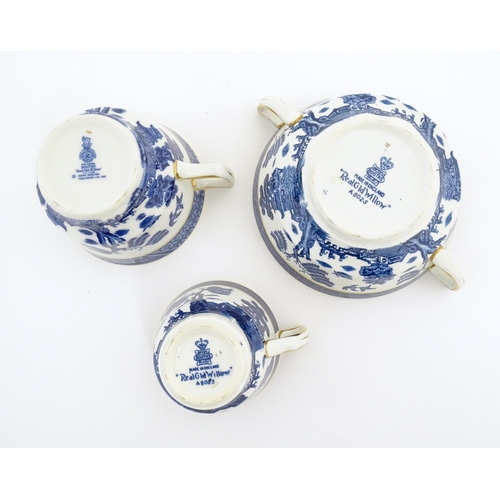 149 - A large quantity of blue and white tea and dinner wares in the pattern Real Old Willow, to include d... 