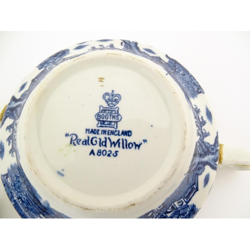 149 - A large quantity of blue and white tea and dinner wares in the pattern Real Old Willow, to include d... 