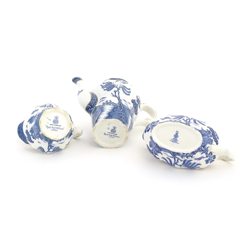 149 - A large quantity of blue and white tea and dinner wares in the pattern Real Old Willow, to include d... 