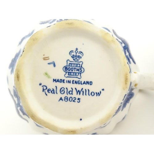 149 - A large quantity of blue and white tea and dinner wares in the pattern Real Old Willow, to include d... 