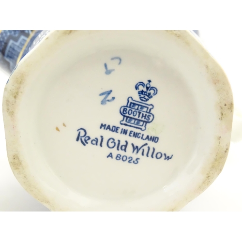 149 - A large quantity of blue and white tea and dinner wares in the pattern Real Old Willow, to include d... 