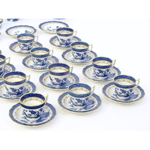 149 - A large quantity of blue and white tea and dinner wares in the pattern Real Old Willow, to include d... 