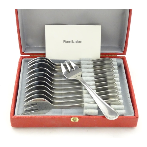 547 - A large quantity of assorted silver plate flatware / cutlery. Together with a cased set of twelve fo... 