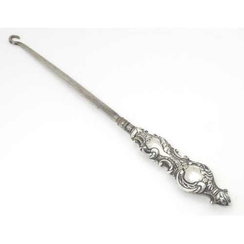 334 - A silver handled button hook hallmarked Birmingham 1908, maker I. S. Greenberg & Co. Approx. 9 1/4