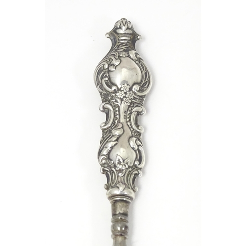 334 - A silver handled button hook hallmarked Birmingham 1908, maker I. S. Greenberg & Co. Approx. 9 1/4