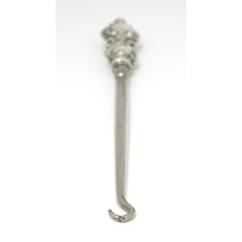 334 - A silver handled button hook hallmarked Birmingham 1908, maker I. S. Greenberg & Co. Approx. 9 1/4