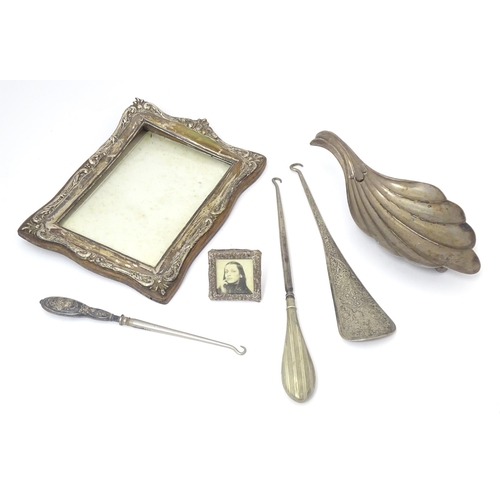 520 - Assorted silver and silver plate items to include silver handled button hook, photograph frame with ... 