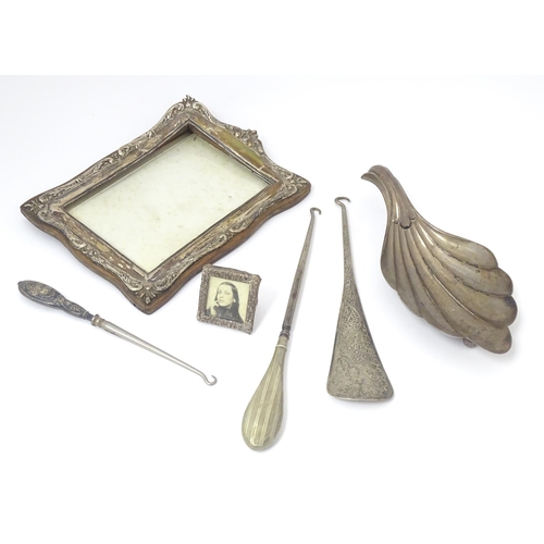 520 - Assorted silver and silver plate items to include silver handled button hook, photograph frame with ... 