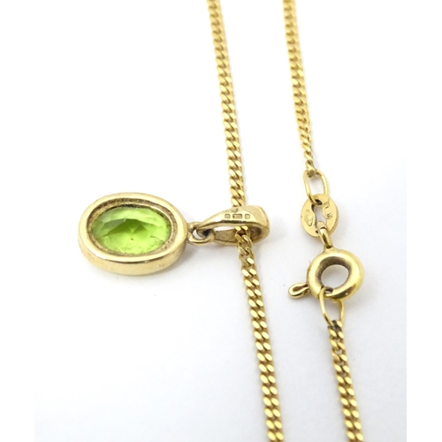 726 - A 9ct gold pendent set with peridot on a 9ct gold chain necklace. The chain 18