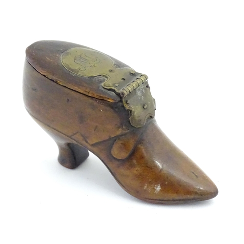 1136 - A 19thC treen snuff box of shoe form with brass hinge. Approx. 4