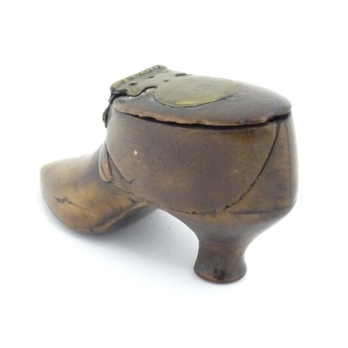 1136 - A 19thC treen snuff box of shoe form with brass hinge. Approx. 4