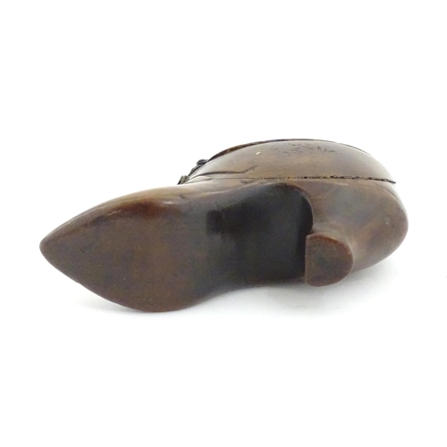 1136 - A 19thC treen snuff box of shoe form with brass hinge. Approx. 4