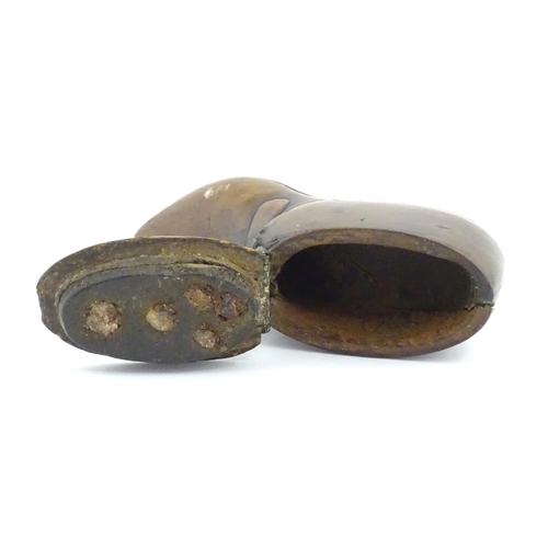 1136 - A 19thC treen snuff box of shoe form with brass hinge. Approx. 4