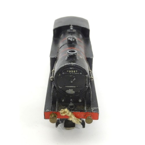 821 - Toys: A quantity of assorted Hornby O Gauge model railway / train items to include a rolling stock w... 