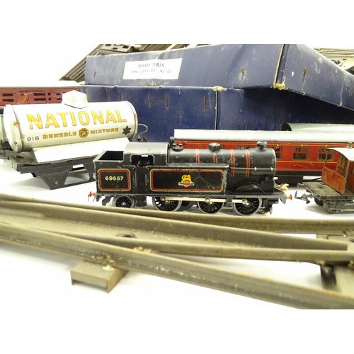 821 - Toys: A quantity of assorted Hornby O Gauge model railway / train items to include a rolling stock w... 