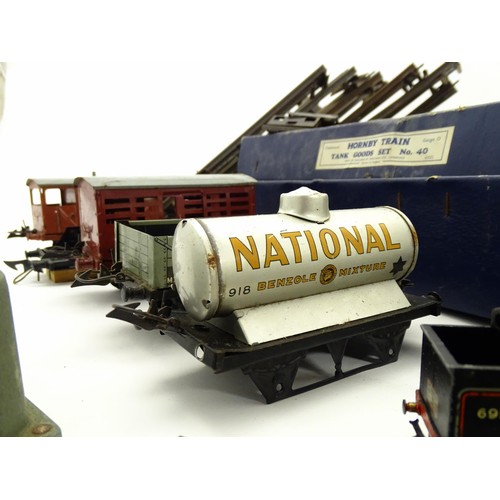 821 - Toys: A quantity of assorted Hornby O Gauge model railway / train items to include a rolling stock w... 