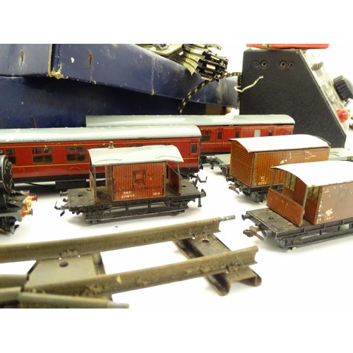 821 - Toys: A quantity of assorted Hornby O Gauge model railway / train items to include a rolling stock w... 