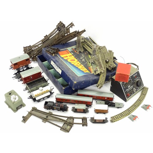 821 - Toys: A quantity of assorted Hornby O Gauge model railway / train items to include a rolling stock w... 