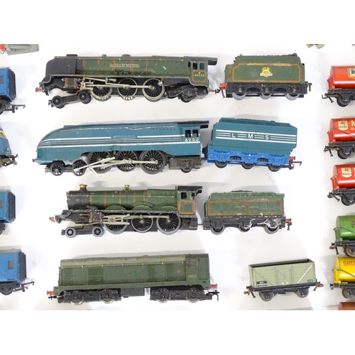 835 - Toys: A large quantity of Hornby Dublo OO Gauge model railway, to include train tracks, locomotives ... 