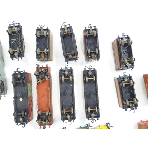 835 - Toys: A large quantity of Hornby Dublo OO Gauge model railway, to include train tracks, locomotives ... 