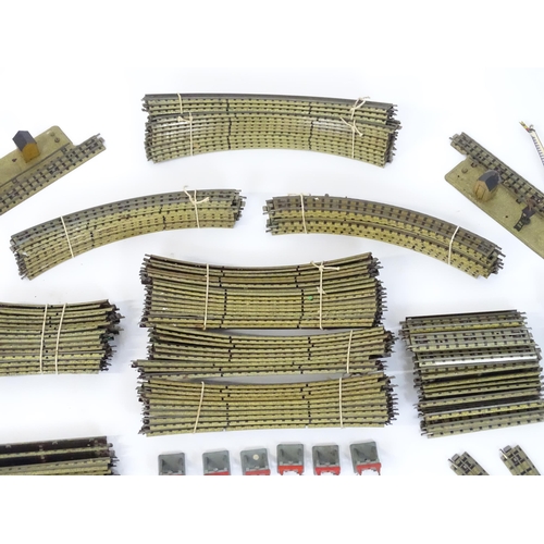 835 - Toys: A large quantity of Hornby Dublo OO Gauge model railway, to include train tracks, locomotives ... 