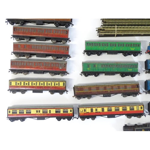 835 - Toys: A large quantity of Hornby Dublo OO Gauge model railway, to include train tracks, locomotives ... 