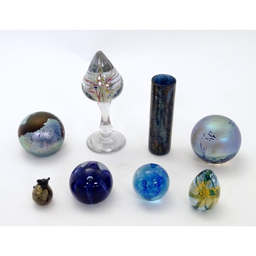 207 - A quantity of assorted glass paperweights, etc. to include examples by Isle of Wight glass, Caithnes... 