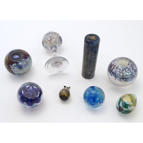 207 - A quantity of assorted glass paperweights, etc. to include examples by Isle of Wight glass, Caithnes... 