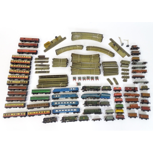 835 - Toys: A large quantity of Hornby Dublo OO Gauge model railway, to include train tracks, locomotives ... 